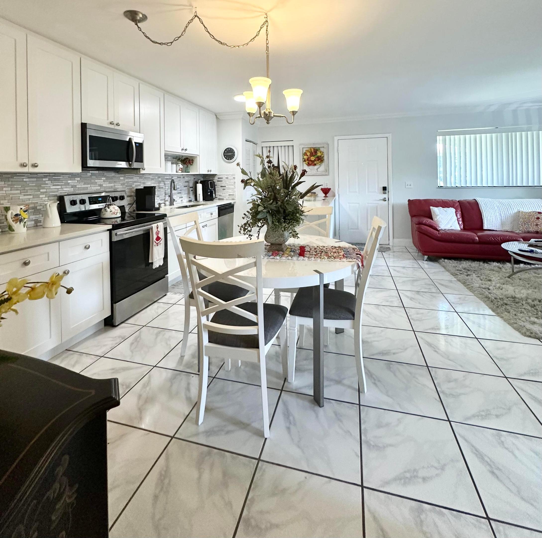TIVOLI TRACE CONDO NO 5 - Residential