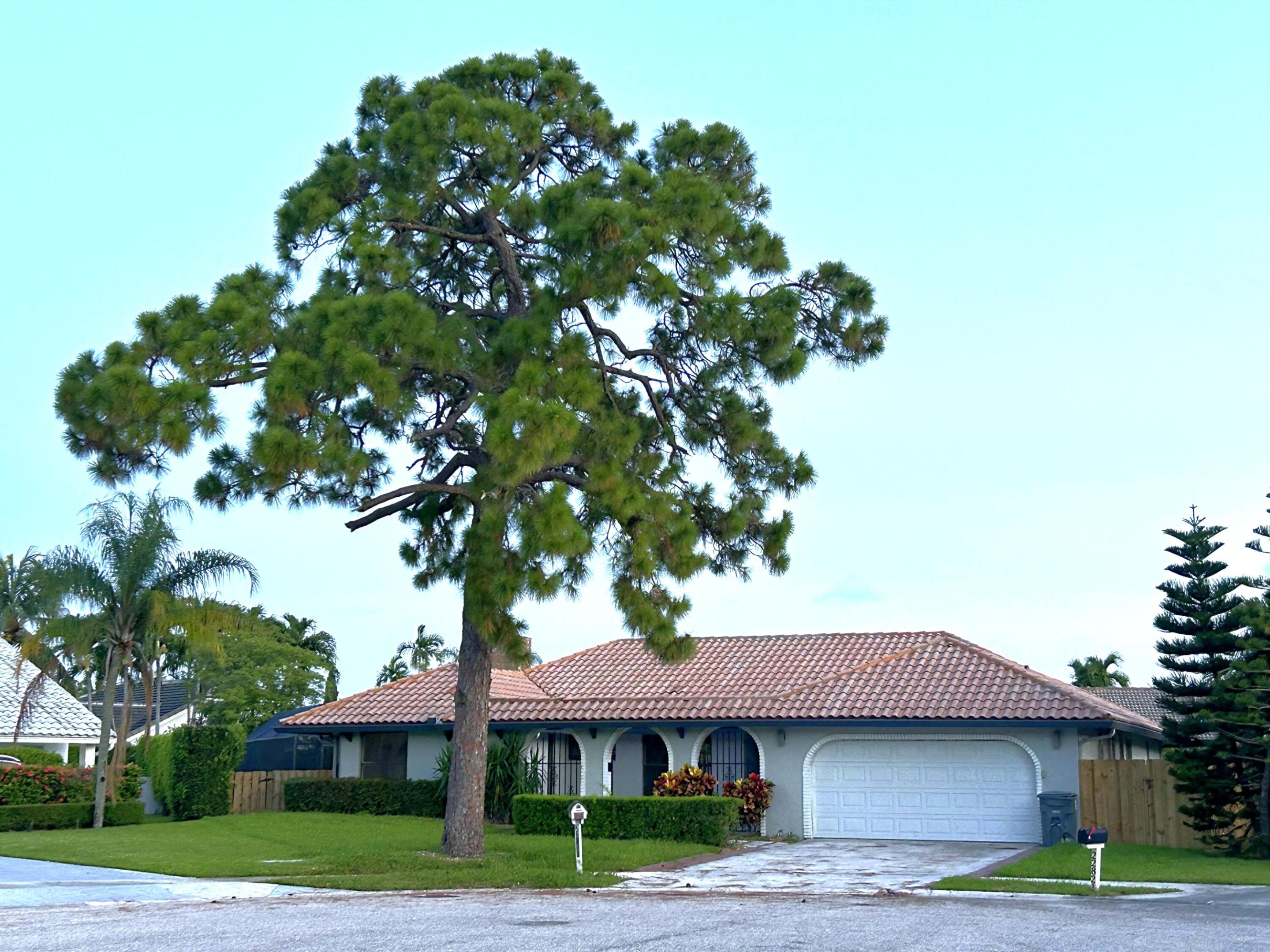 This charming 3 bed, 2.5 bath single story home in The Greens offers 2,104 sq ft of comfortable living, a 2 car garage, end of a cul-de-sac, a fenced in backyard, cozy fireplace, and a small working office space. No association approval required, this residence provides convenient, well organized living in an established Boca Raton community.
