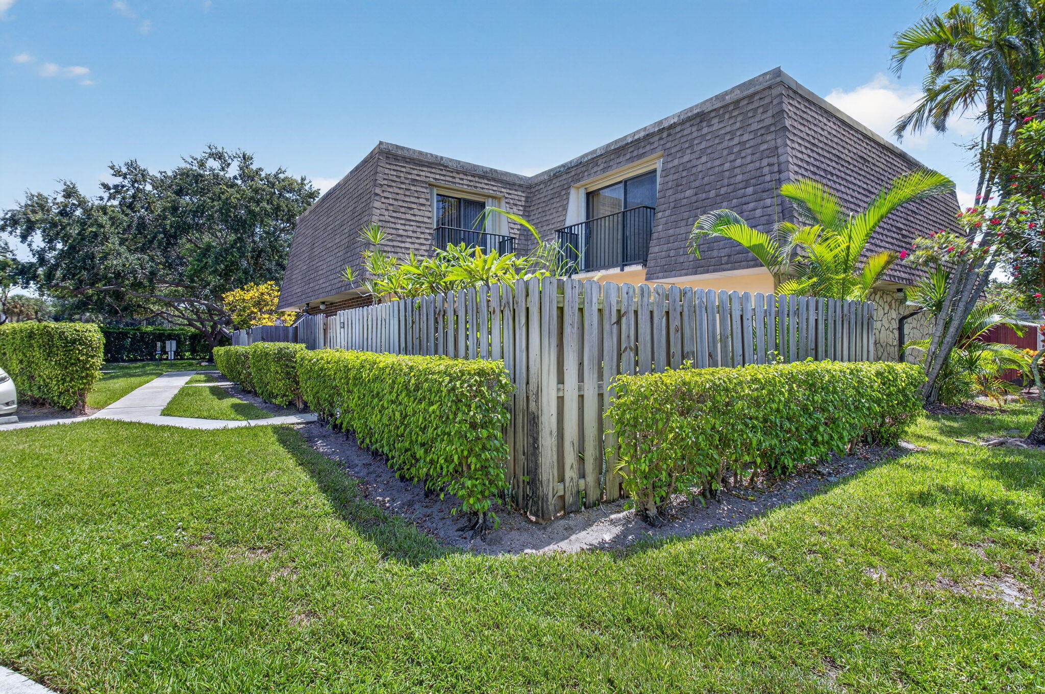 DELRAY OAKS WEST 1 & 2 CONDS DECLS FILED 2-17-81 I - Residential