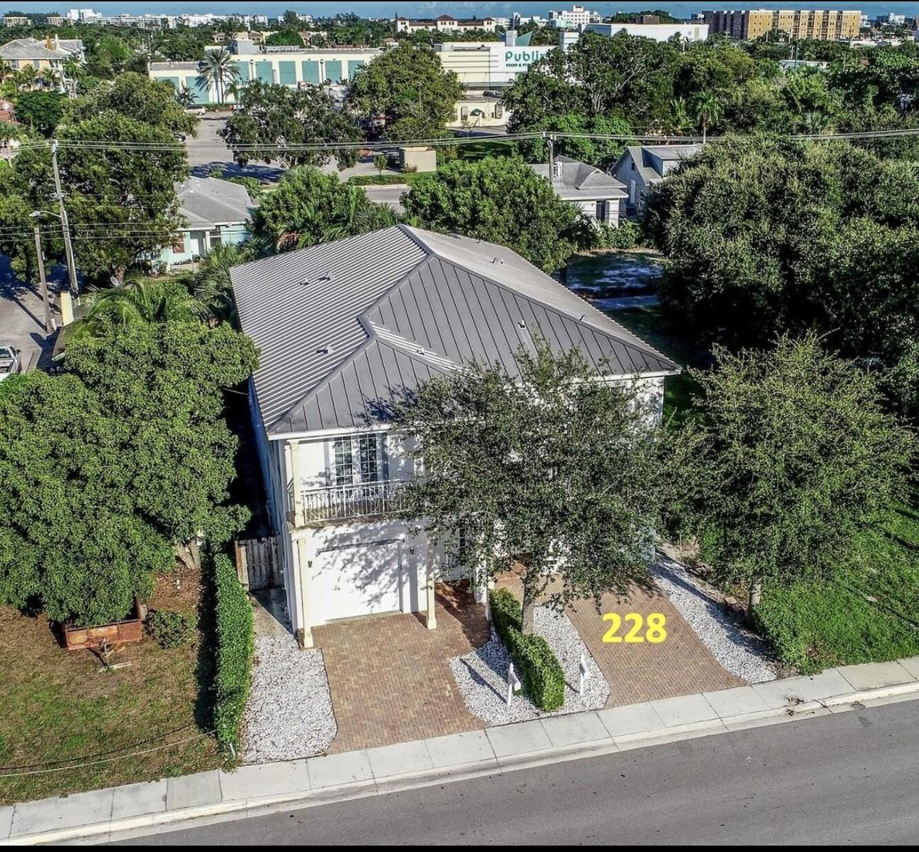 Large & Beautiful 2-Story Townhouse with an Excellent Layout!! Elegant Porcelain Tile Downstairs & Pergo Floors in Master & Guest Bedrooms. Newer Kitchen, with a Natural Stone bar, stainless steel appliances. Marble Cladded showers with custom shower enclosures. Roman Tub, Custom Cabinets with elegant granite & Stone countertops. Dual front & backyard balconies cladded in precast. Precast custom columns at the front. Spacious floor plan with 10' ceilings, large storage area. Fenced backyard. 1.7 miles from the beach, a couple of blocks from Downtown Lake Worth, Publix nearby.