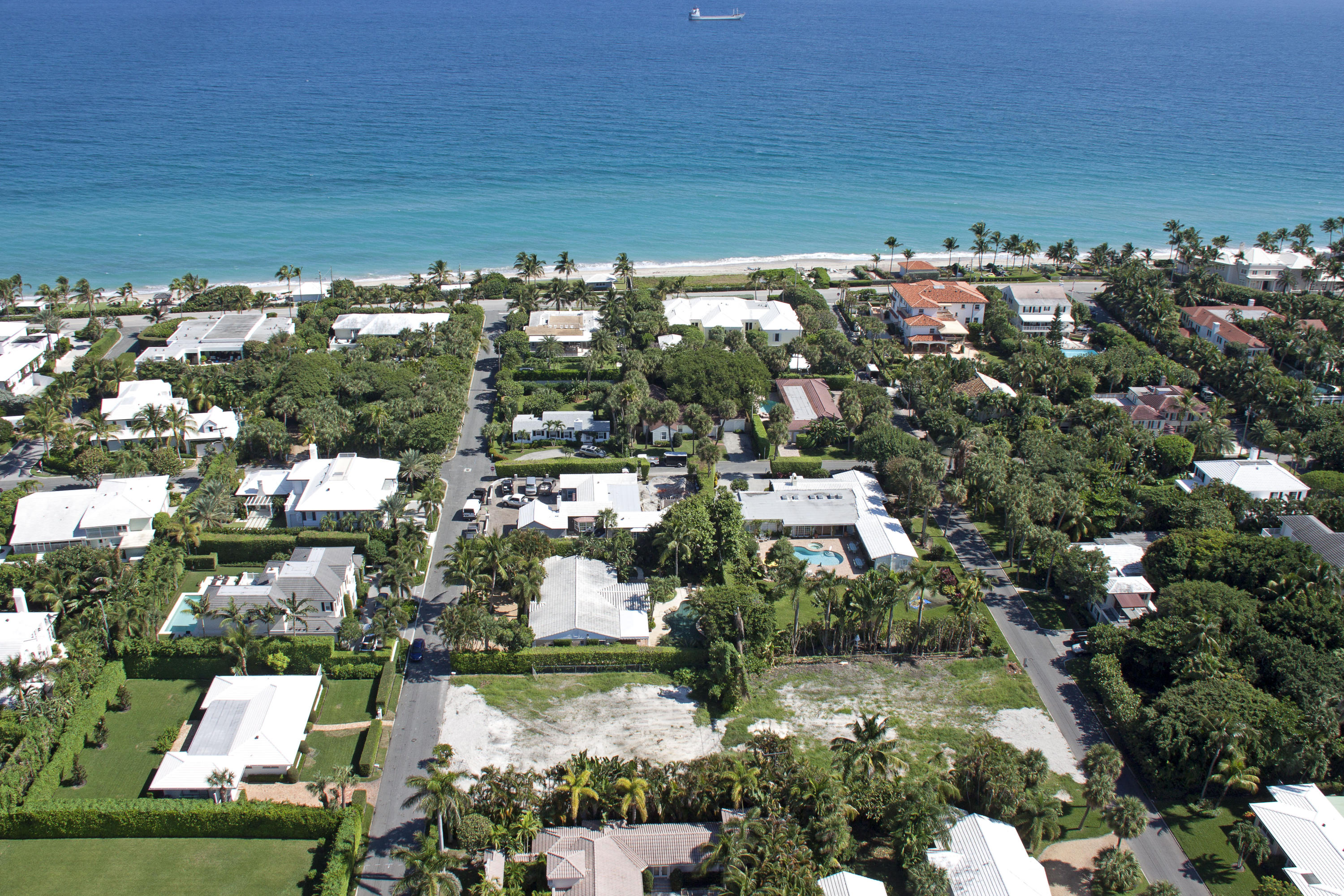 EL ENCANTO IN - Land
