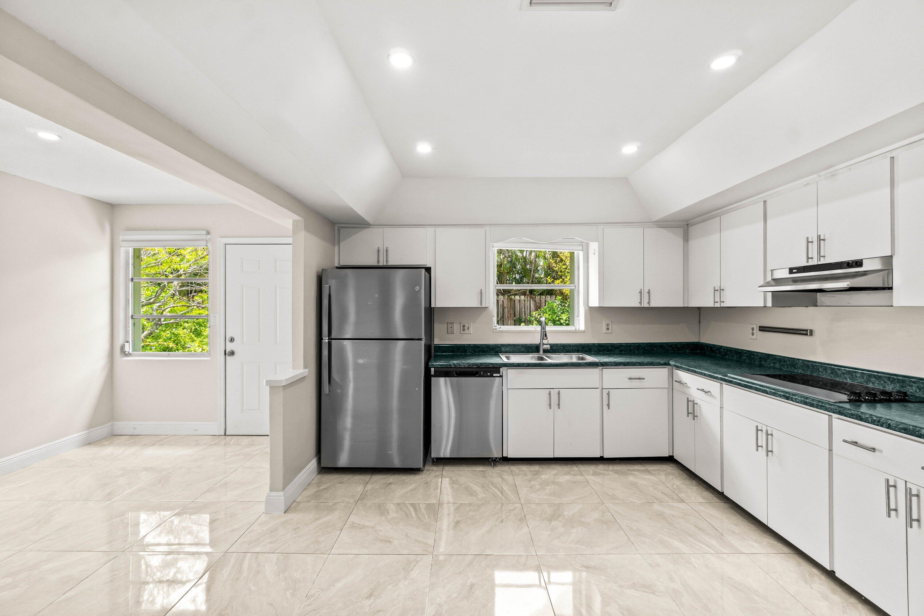 BOCA RATON SQUARE - Residential Lease