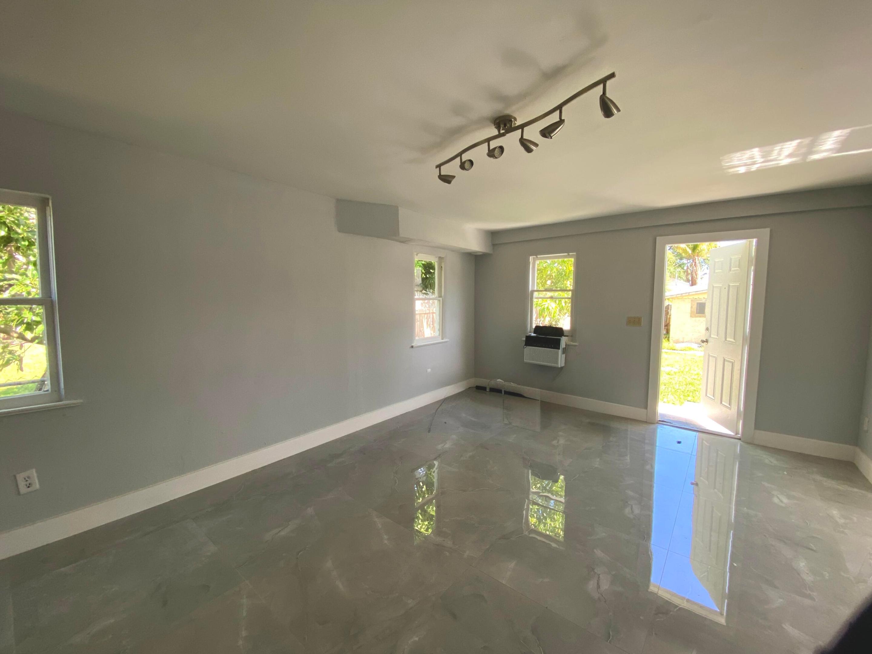 HOLLYWOOD PARK - Residential Lease