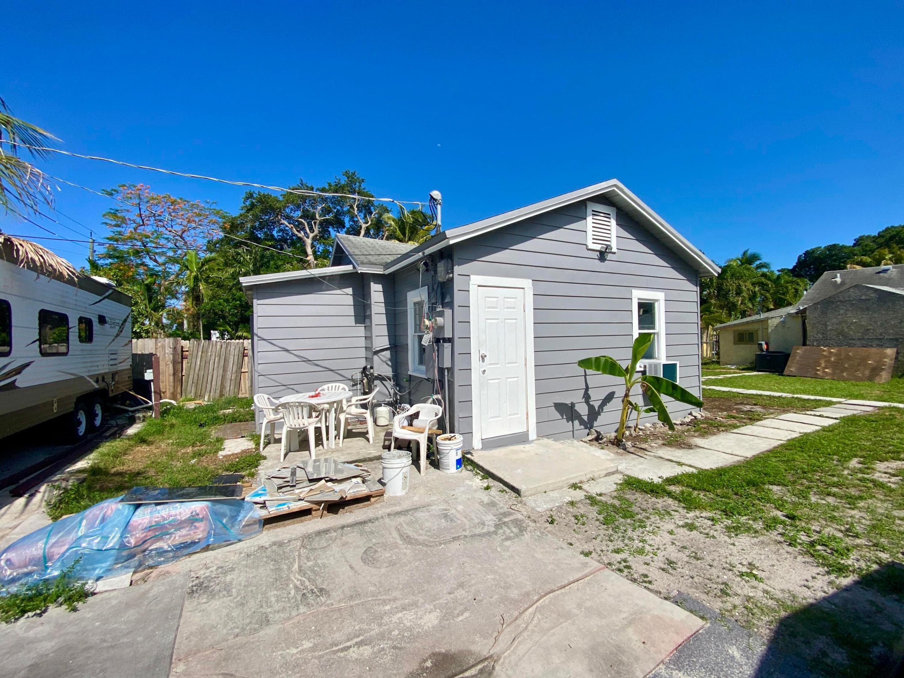 HOLLYWOOD PARK - Residential Lease