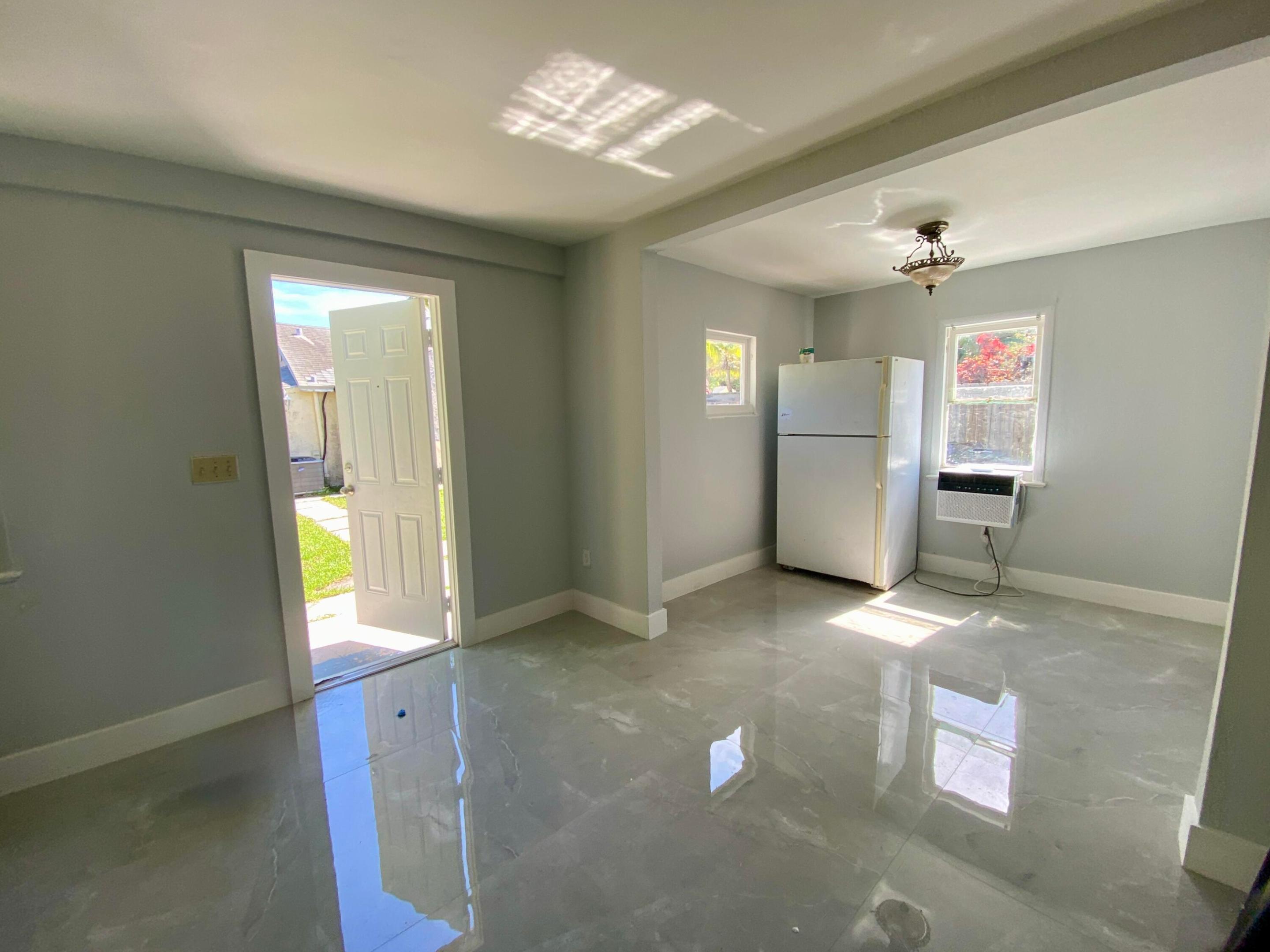 HOLLYWOOD PARK - Residential Lease
