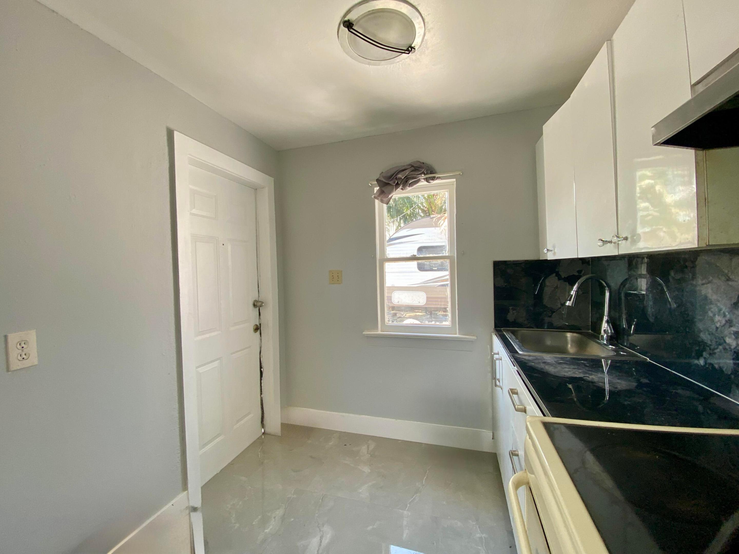 HOLLYWOOD PARK - Residential Lease