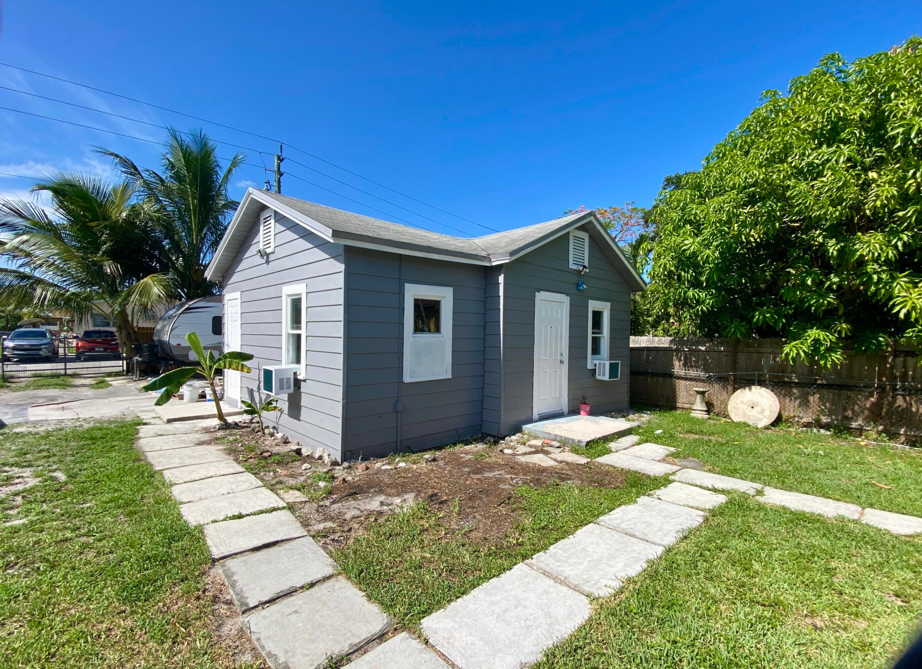 ***RAPID APPROVAL*** Private efficiency available. Standalone small home at rear of property. Own kitchen and recently updated. ONLY Water/trash included and 1 parking spot. NO PETS PLEASE.  Min 650 credit.  NO WASHER/DRYER BUT LAUNDROMATS LESS THAN 5 MIN.