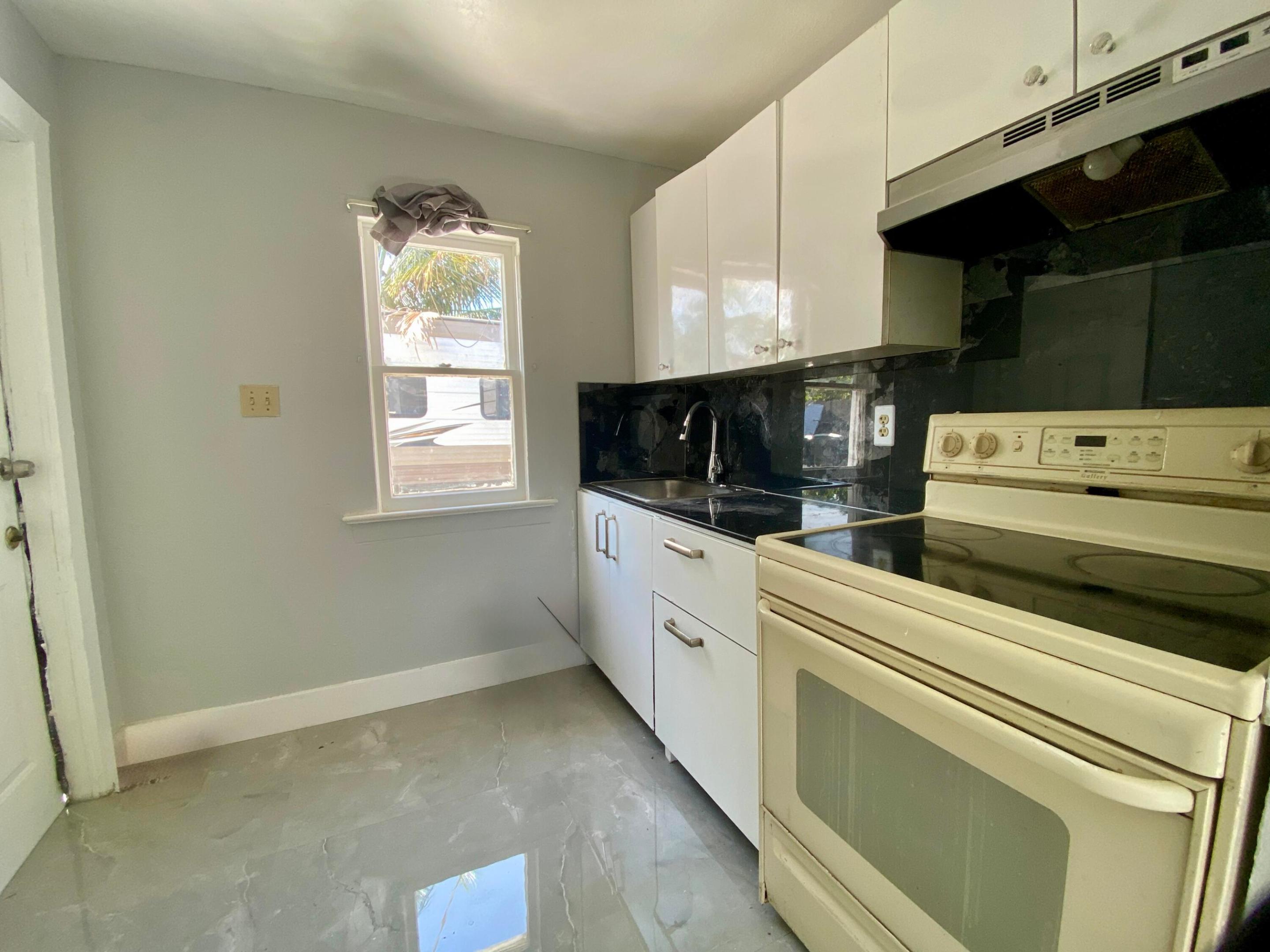 HOLLYWOOD PARK - Residential Lease