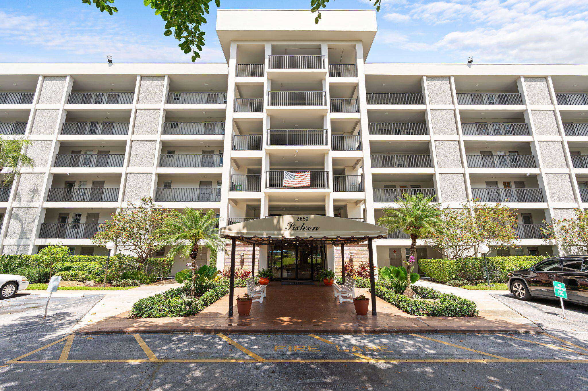Prime location in Palm Aire.  Blocks to the clubhouse and golf course.  Across the street from the Pomp Casino and entertainment and business center. Freshly painted, new carpet, and all new appliances. one of the most affordably priced units in the entire Palm Aire development.