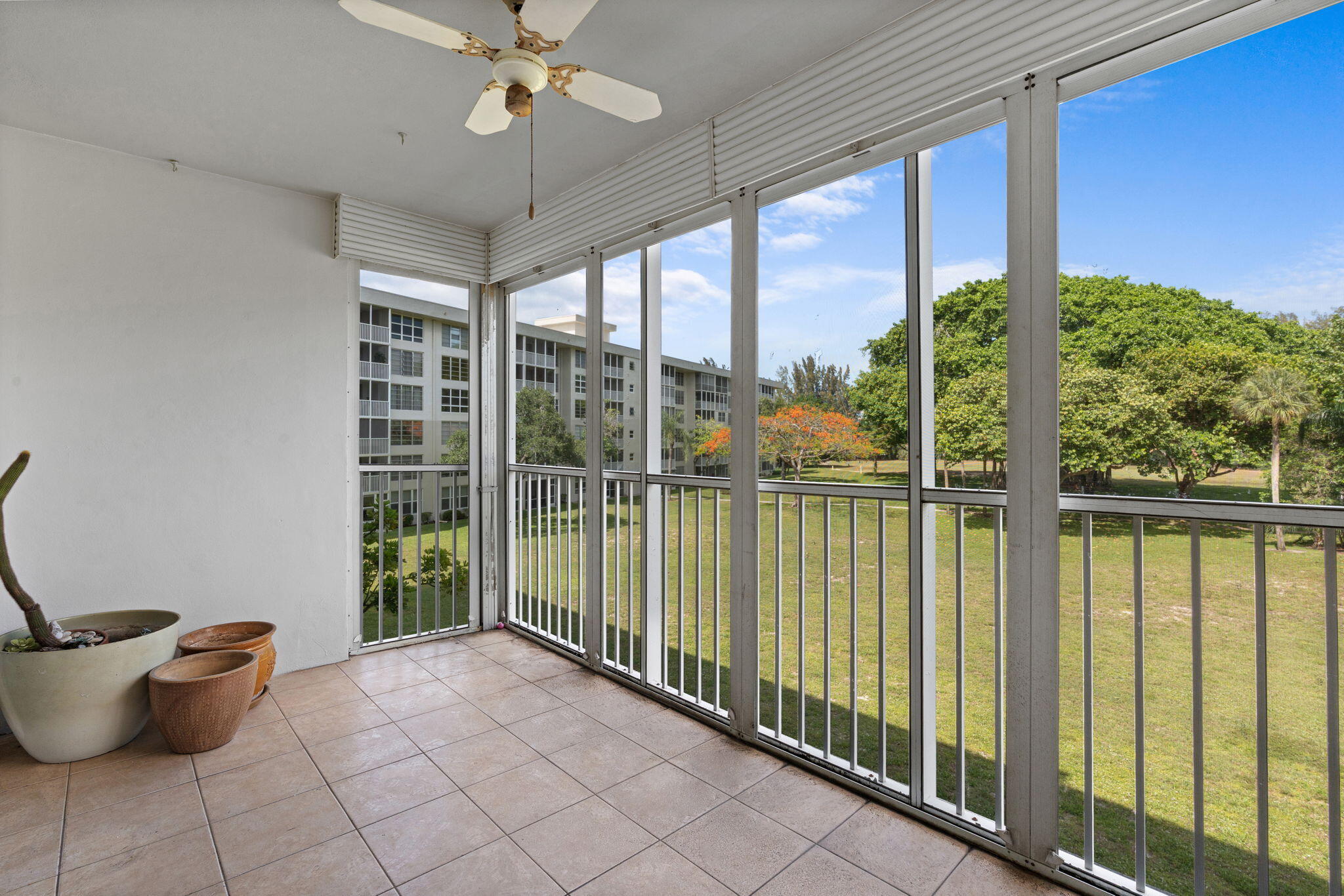 NO 16 PALM-AIRE COUNTRY CLUB - Residential