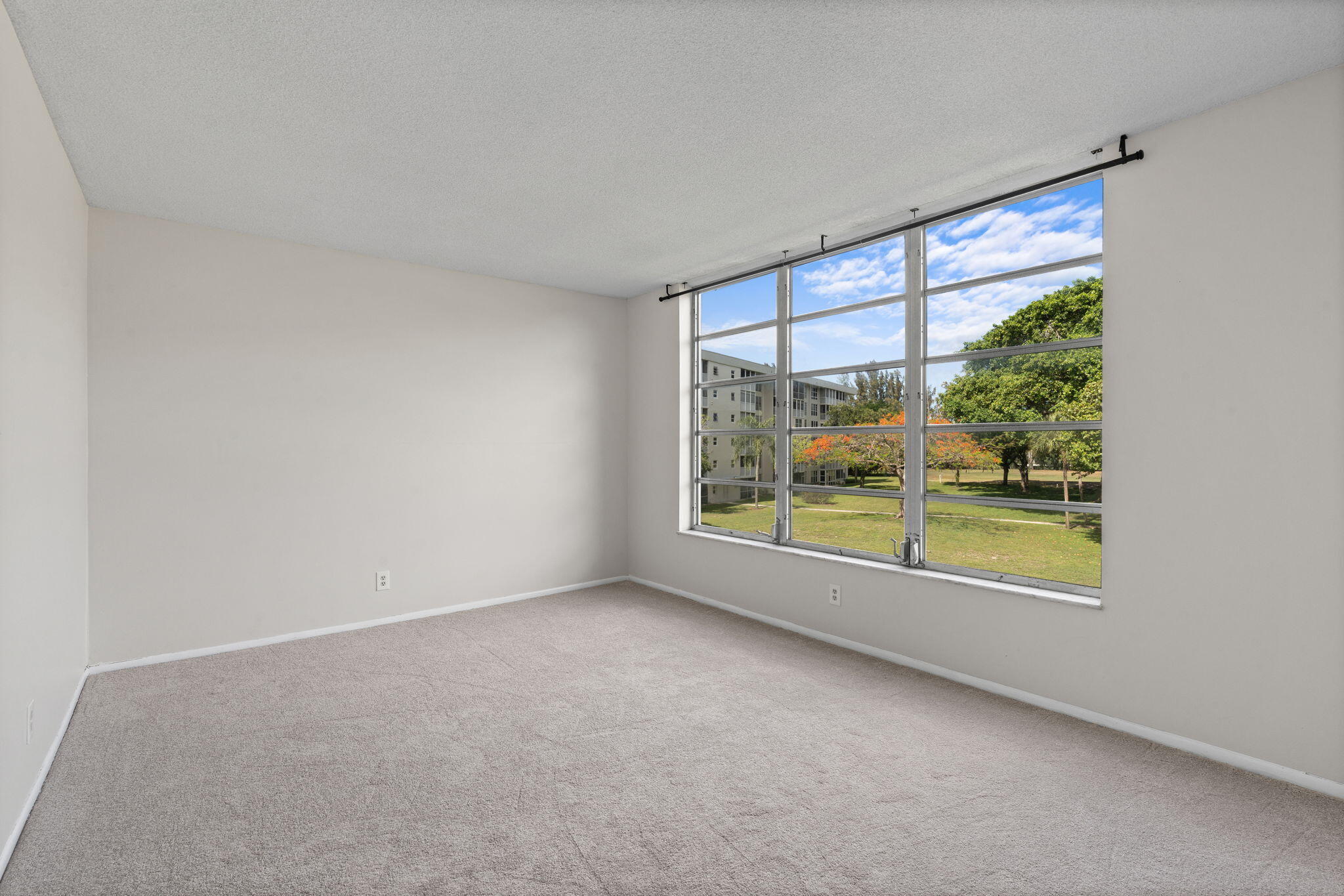 NO 16 PALM-AIRE COUNTRY CLUB - Residential