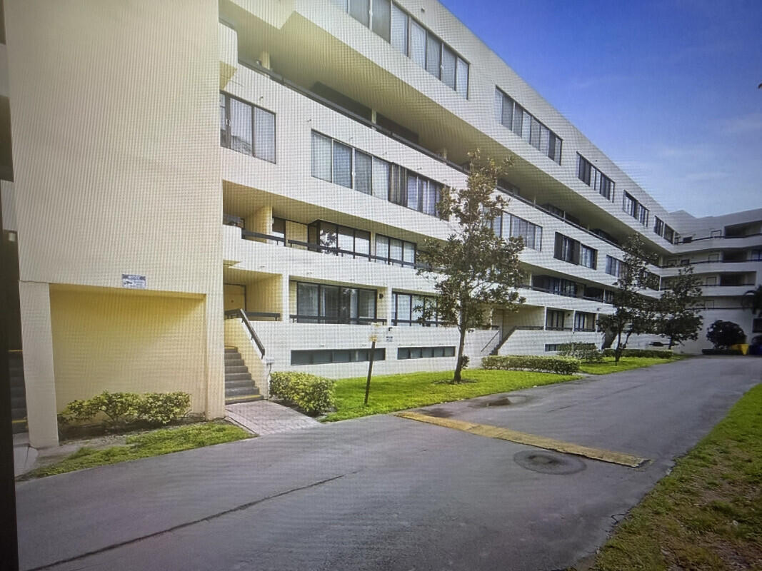 POINTE CONDO - Residential