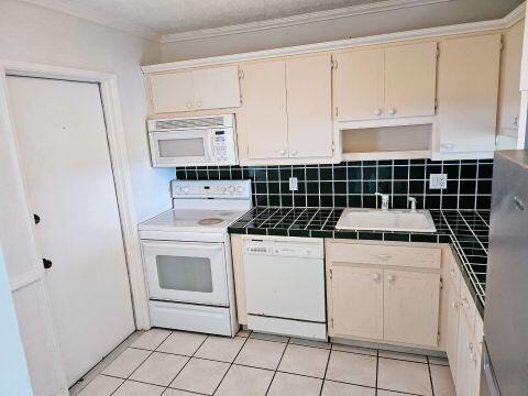 HILLCREST COUNTRY CLUB APTS - Residential