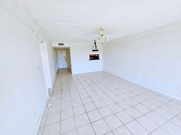 HILLCREST COUNTRY CLUB APTS - Residential