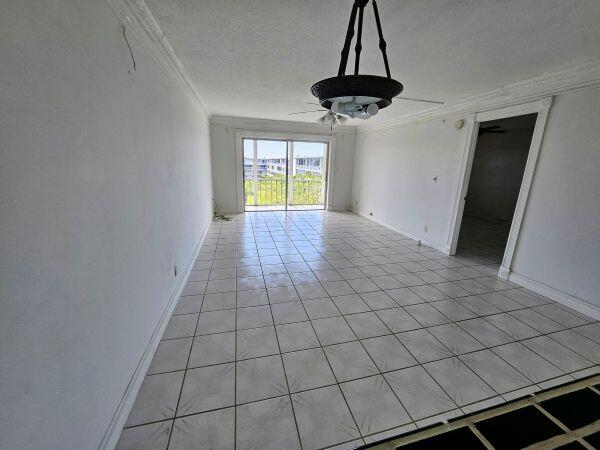 HILLCREST COUNTRY CLUB APTS - Residential
