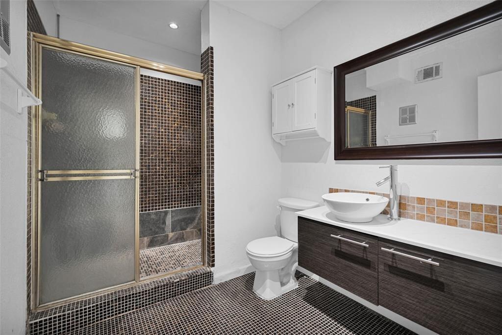 EMERALD ISLES WEST PHASE 1 CONDO - Residential Lease