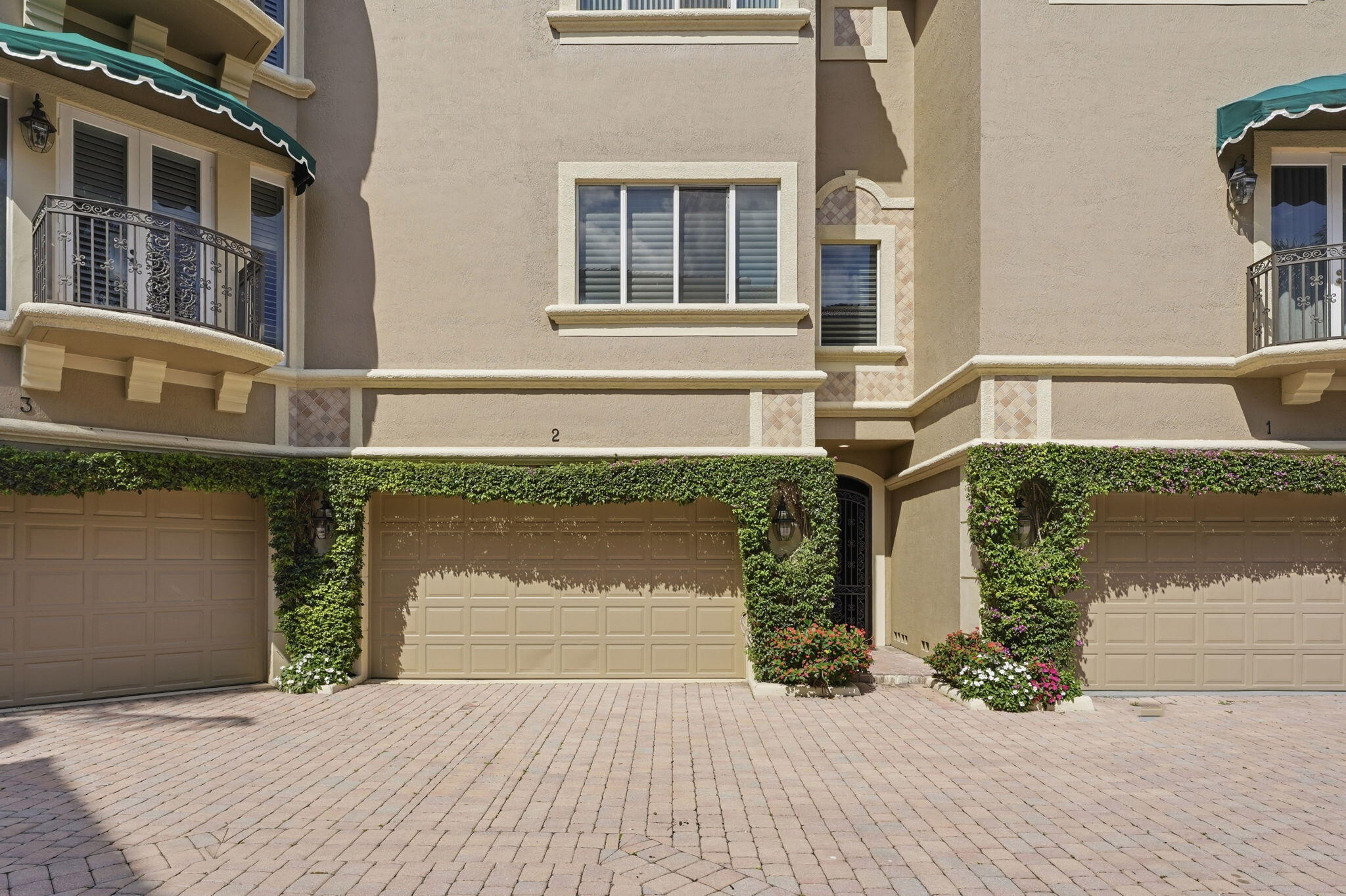 SATURNIA - Residential Lease