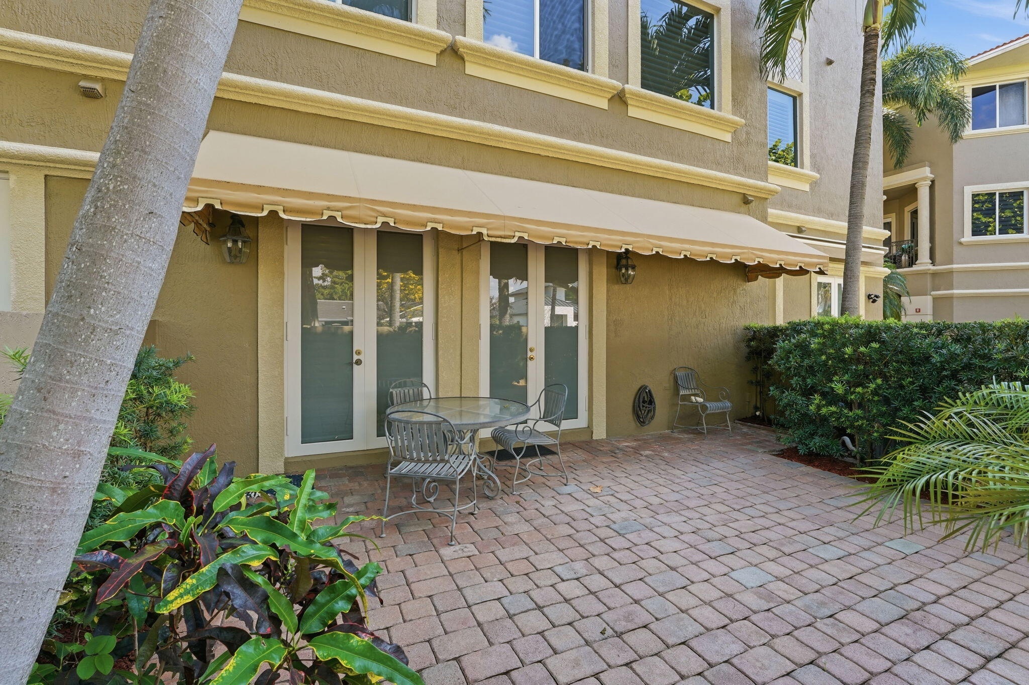 SATURNIA - Residential Lease