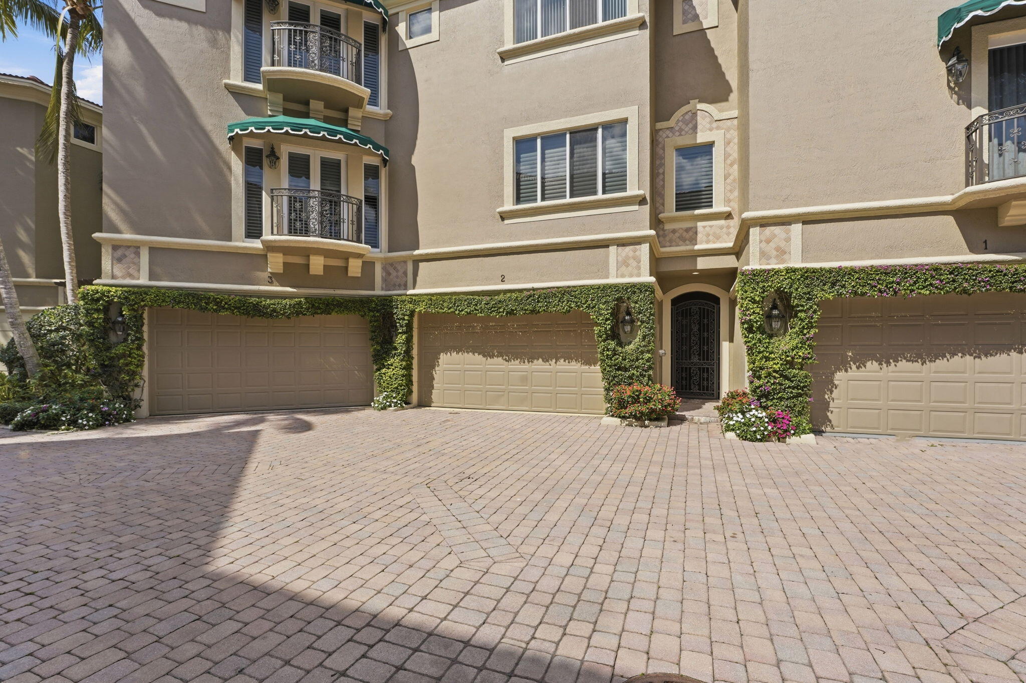 SATURNIA - Residential Lease