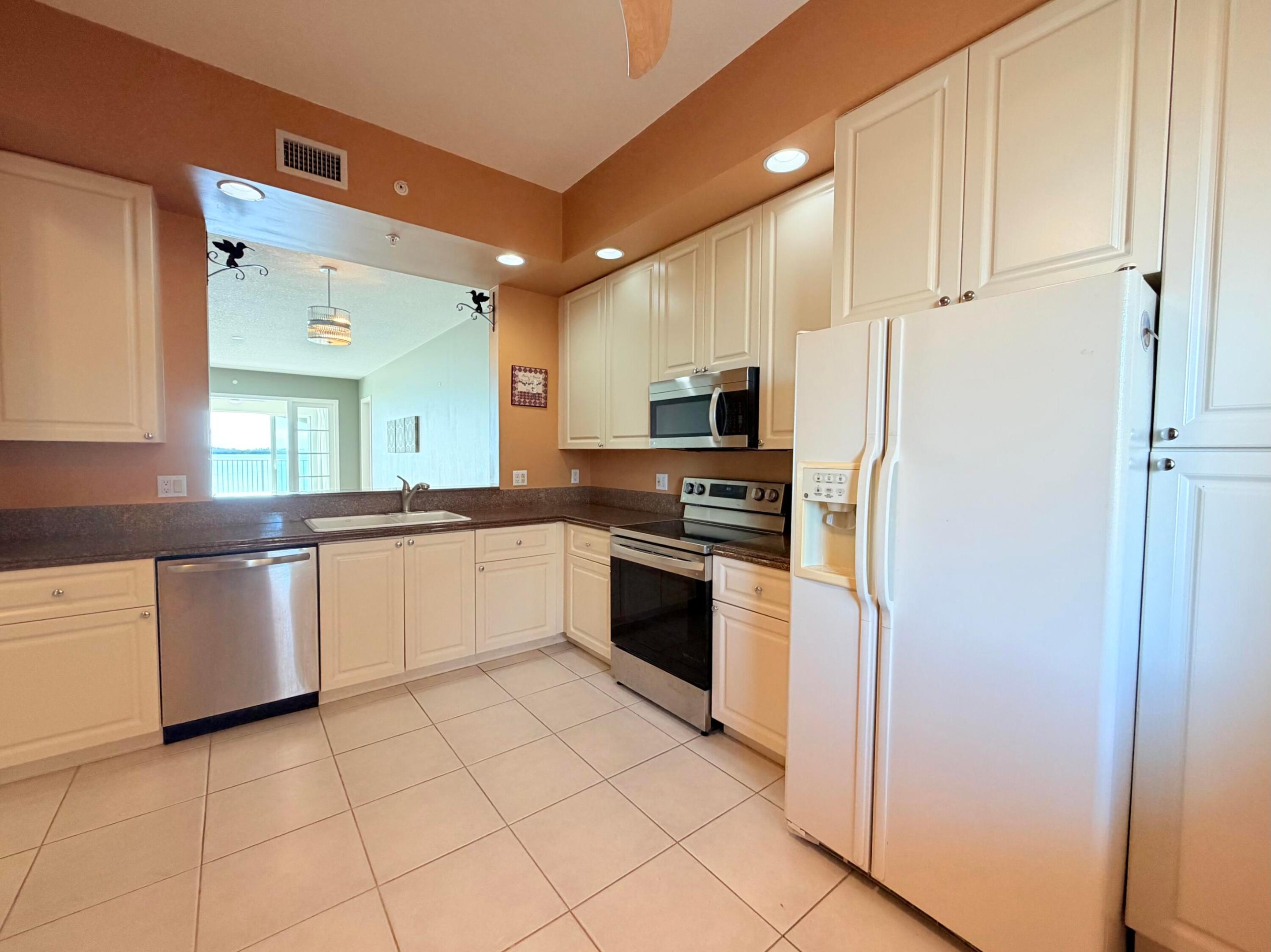 HARBOUR ISLE AT HUTCHINSON ISLAND WEST, A CONDOMIN - Residential