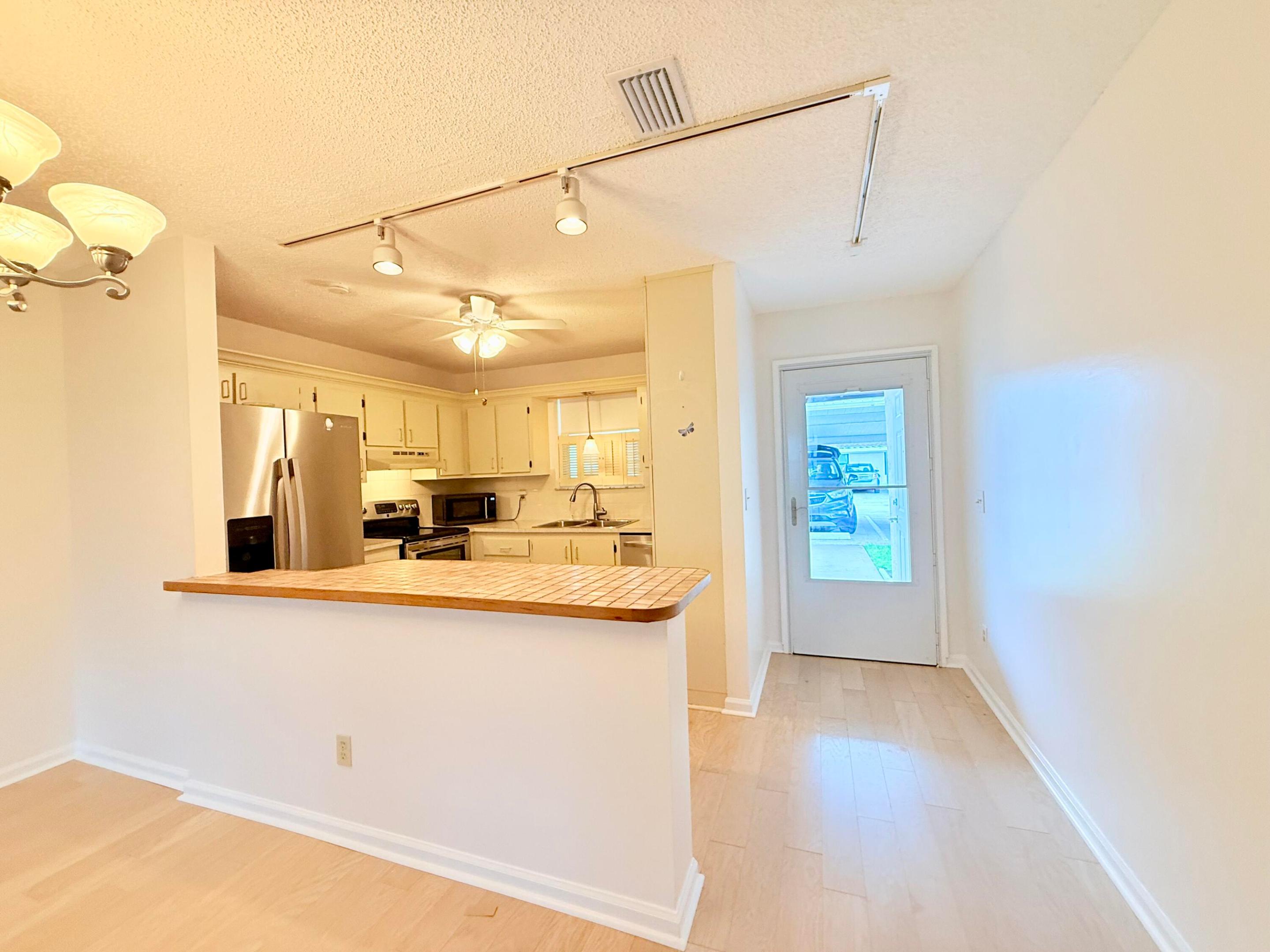 TWIN LAKES SOUTH & TOWN VILLAS CONDO - Residential Lease