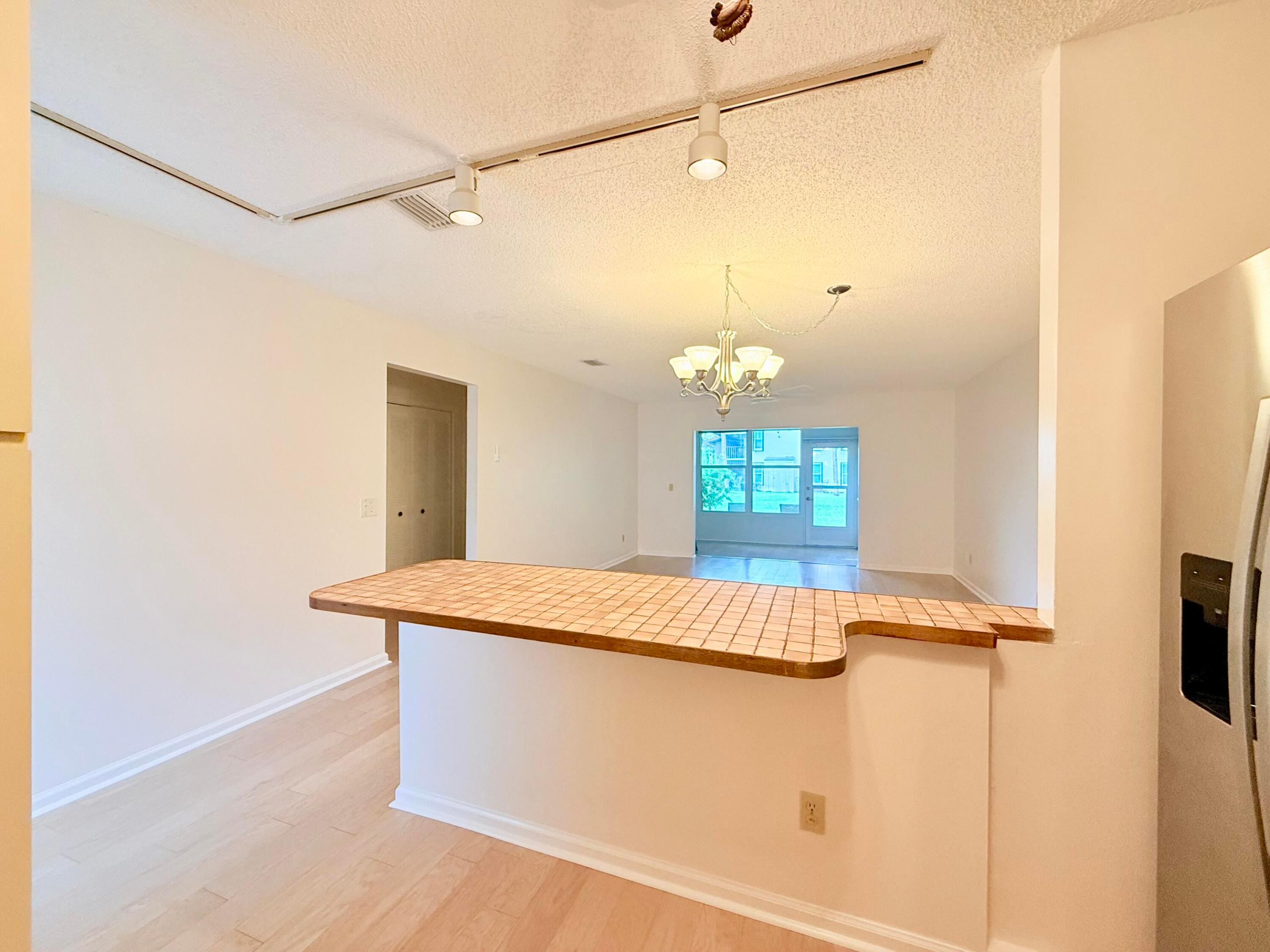 TWIN LAKES SOUTH & TOWN VILLAS CONDO - Residential Lease