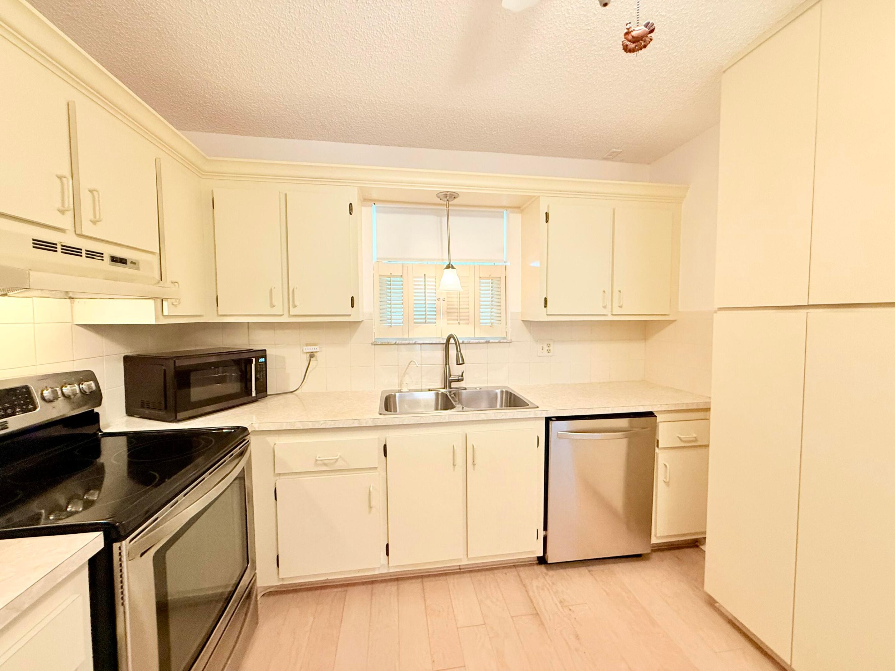 TWIN LAKES SOUTH & TOWN VILLAS CONDO - Residential Lease