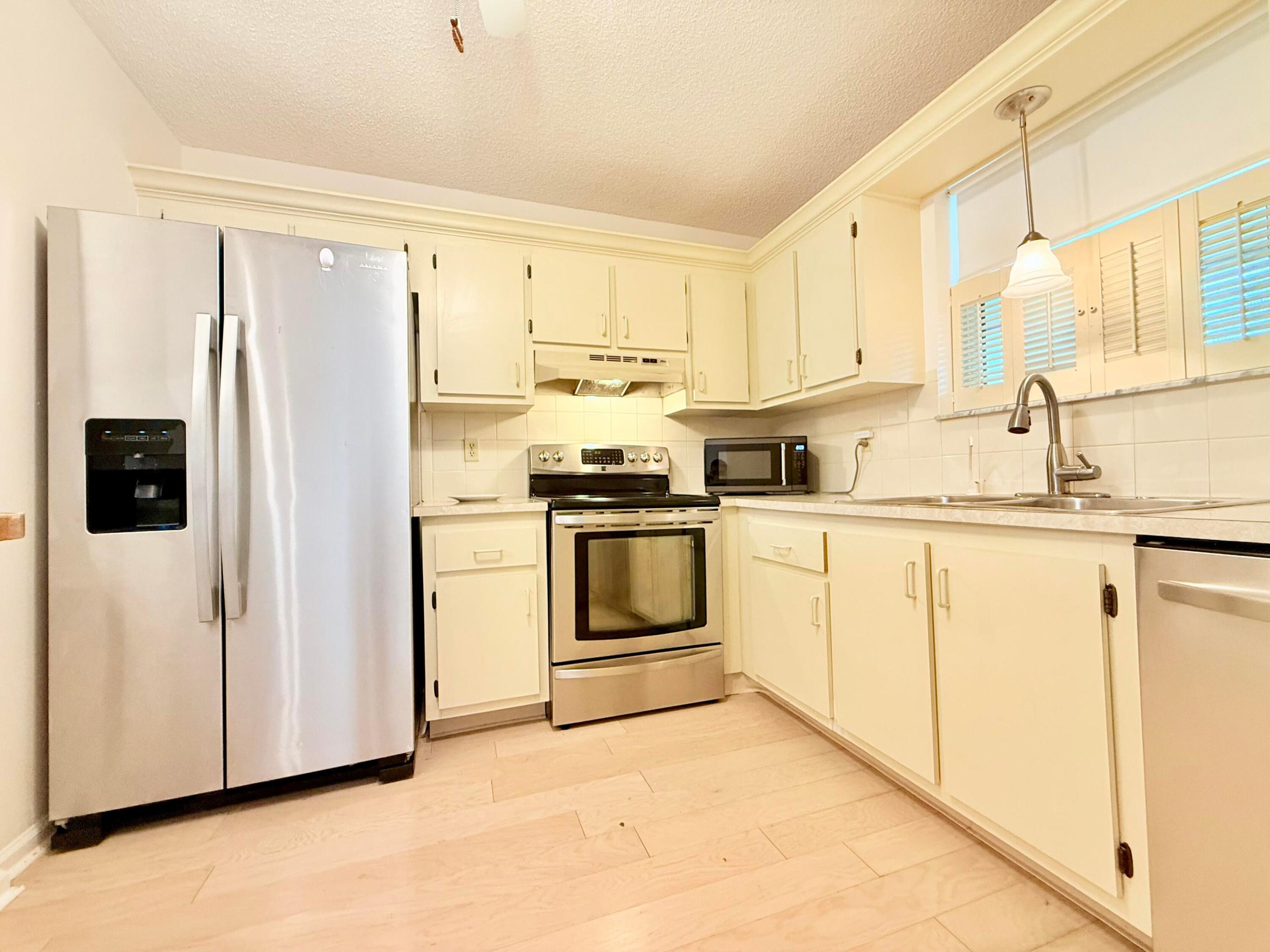 TWIN LAKES SOUTH & TOWN VILLAS CONDO - Residential Lease