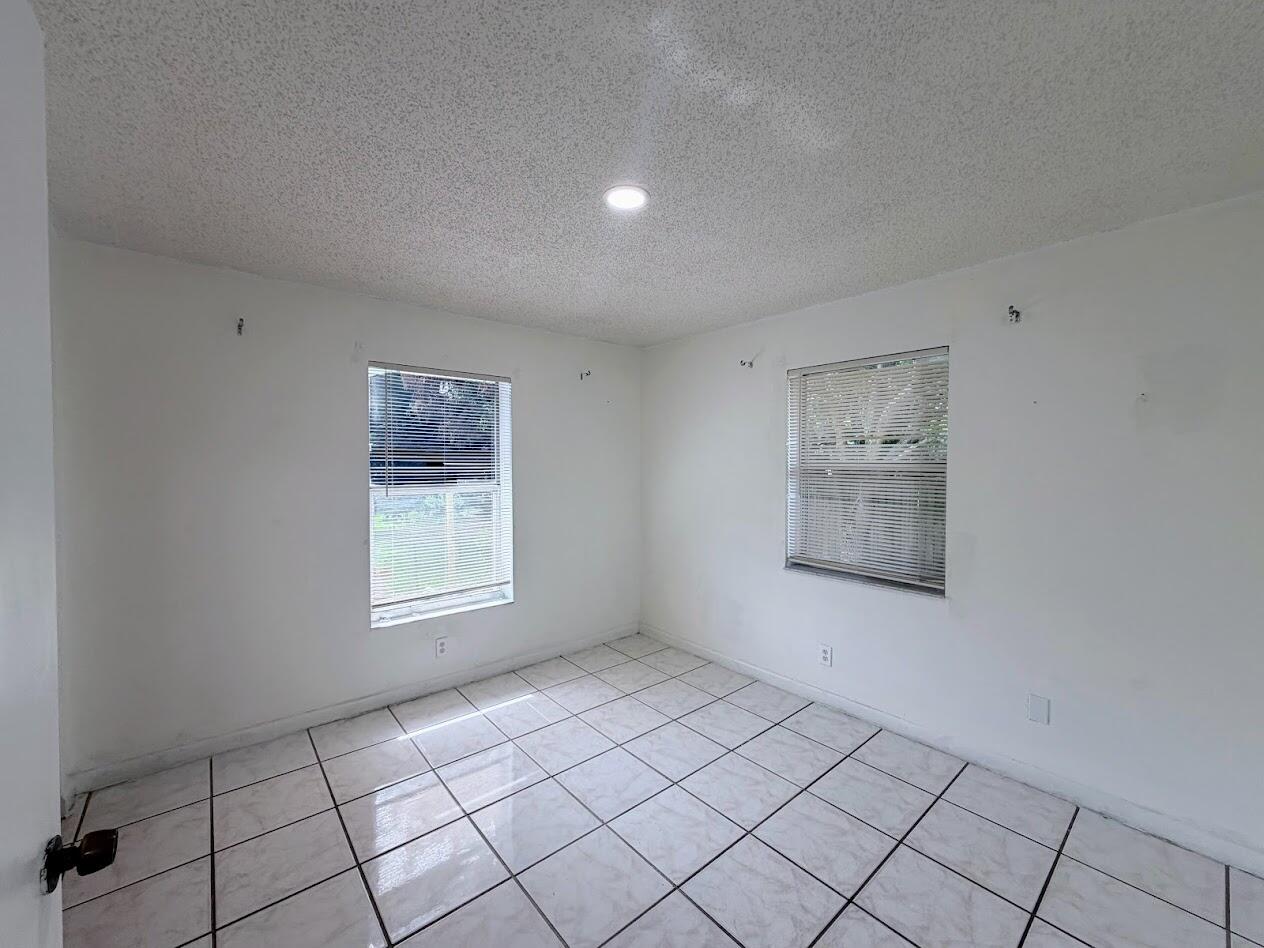 ROYAL PALM ESTATES 4 - Residential Lease
