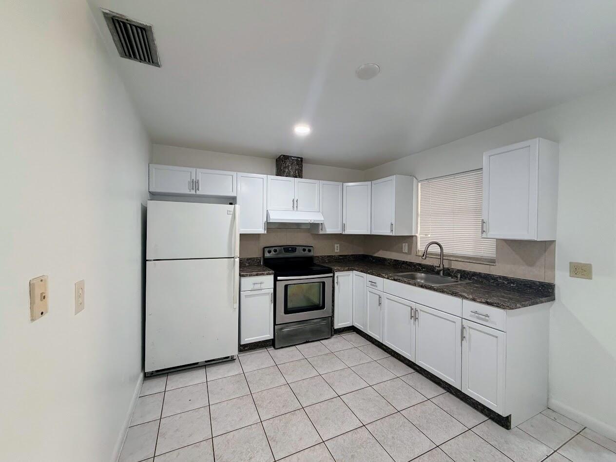 Well-maintained 2-bedroom, 1-bath villa featuring tile flooring throughout, a bright living area, and a separate laundry room with washer and dryer hookups (appliances not included). Enjoy a spacious, fully fenced backyard and one assigned parking space. Conveniently located near shopping, restaurants, schools, and major highways.