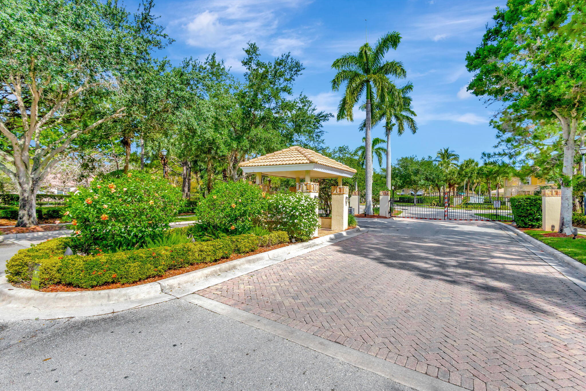 SEMINOLE ESTATES & TOWNHOMES - Residential