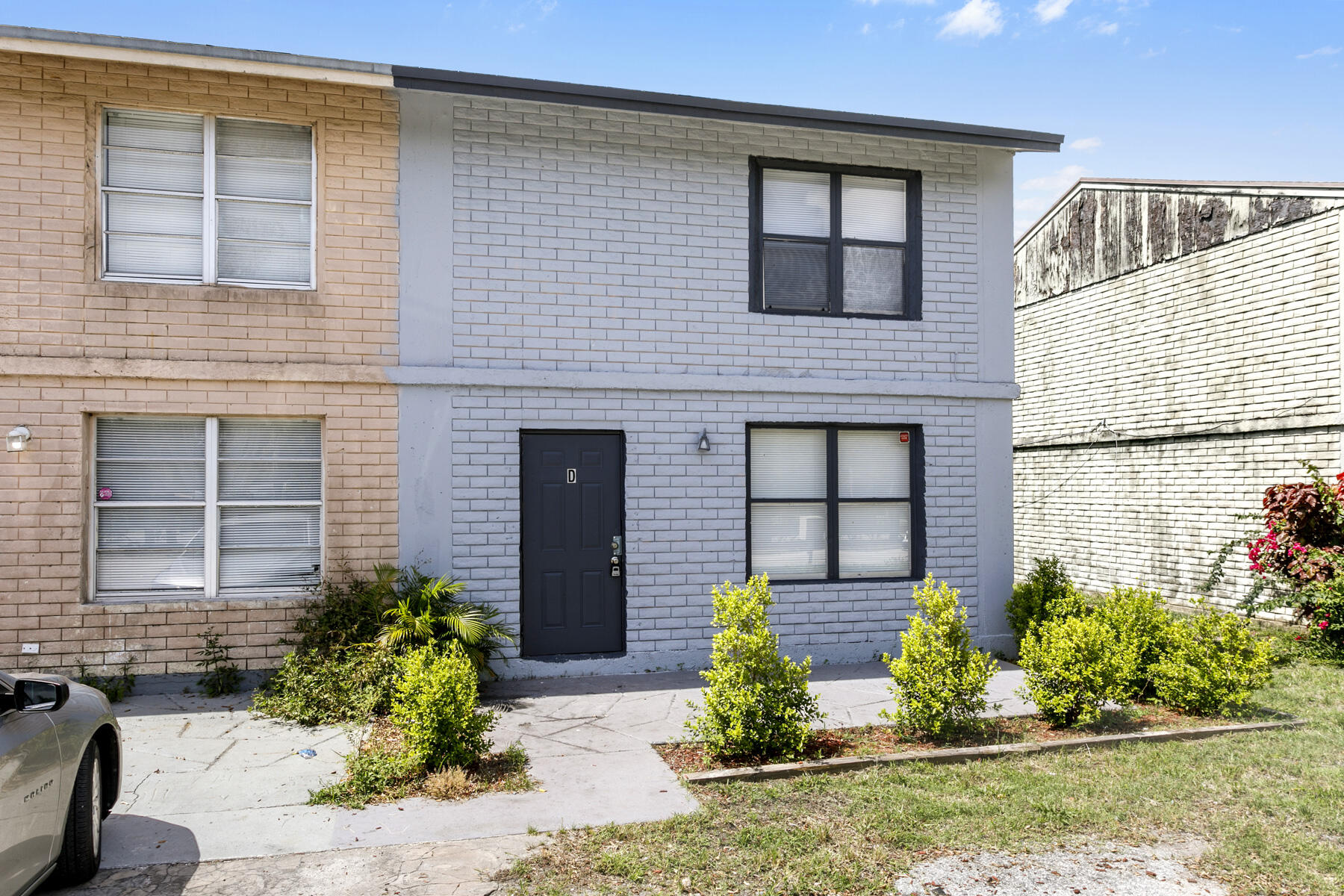END UNIT TOWNHOUSE WITH FENCED BACK YARD.  PATIO AND SLIDERS. 2 BATHROOMS, 3 BEDROOMS, UPDATED KITCHEN WITH NEW CABINETS.