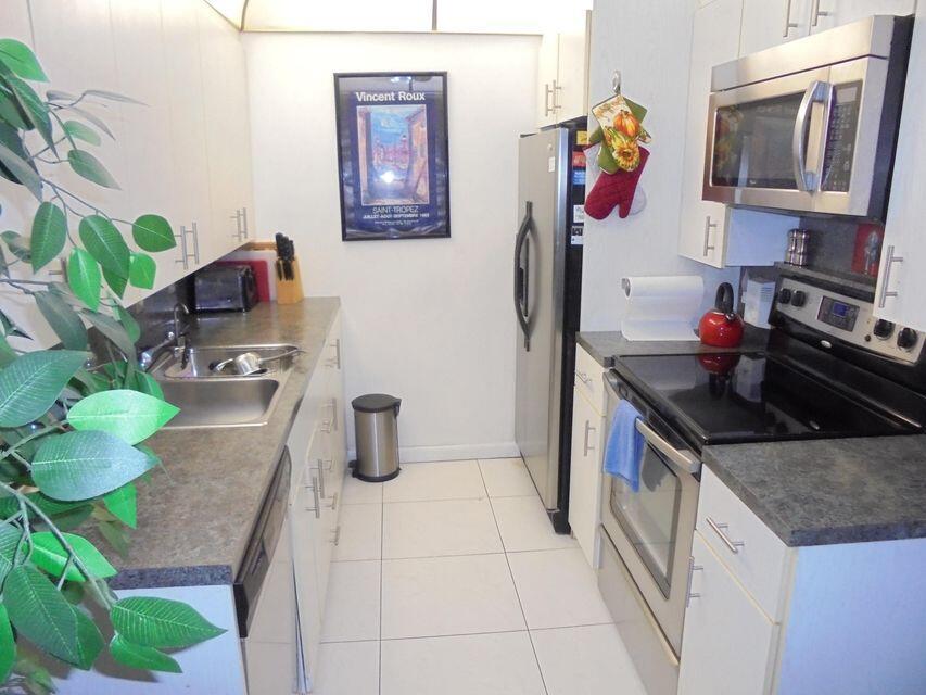 SEASONAL RENTAL.  BEAUTIFUL 1 BR, 1/2 BATH UNIT IN DESIRABLE YARMOUTH SECTION. WALKING DISTANCE TO CLUBHOUSE AND HOUSES OF WORSHIP. VERY CLEAN.  NICELY FURNISHED. UPDATED KITCHEN. TILED TO BEDROOM. NEW VANITIES IN BOTH BATHROOMS. 2 LARGE SCREEN TV'S. QUEEN SIZED BED .  ENCLOSED TILED PATIO WITH BEAUTIFUL WATER VIEW.