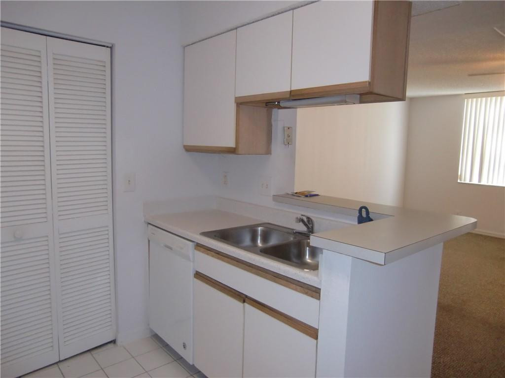 WINDWARD LAKES CONDO - Residential