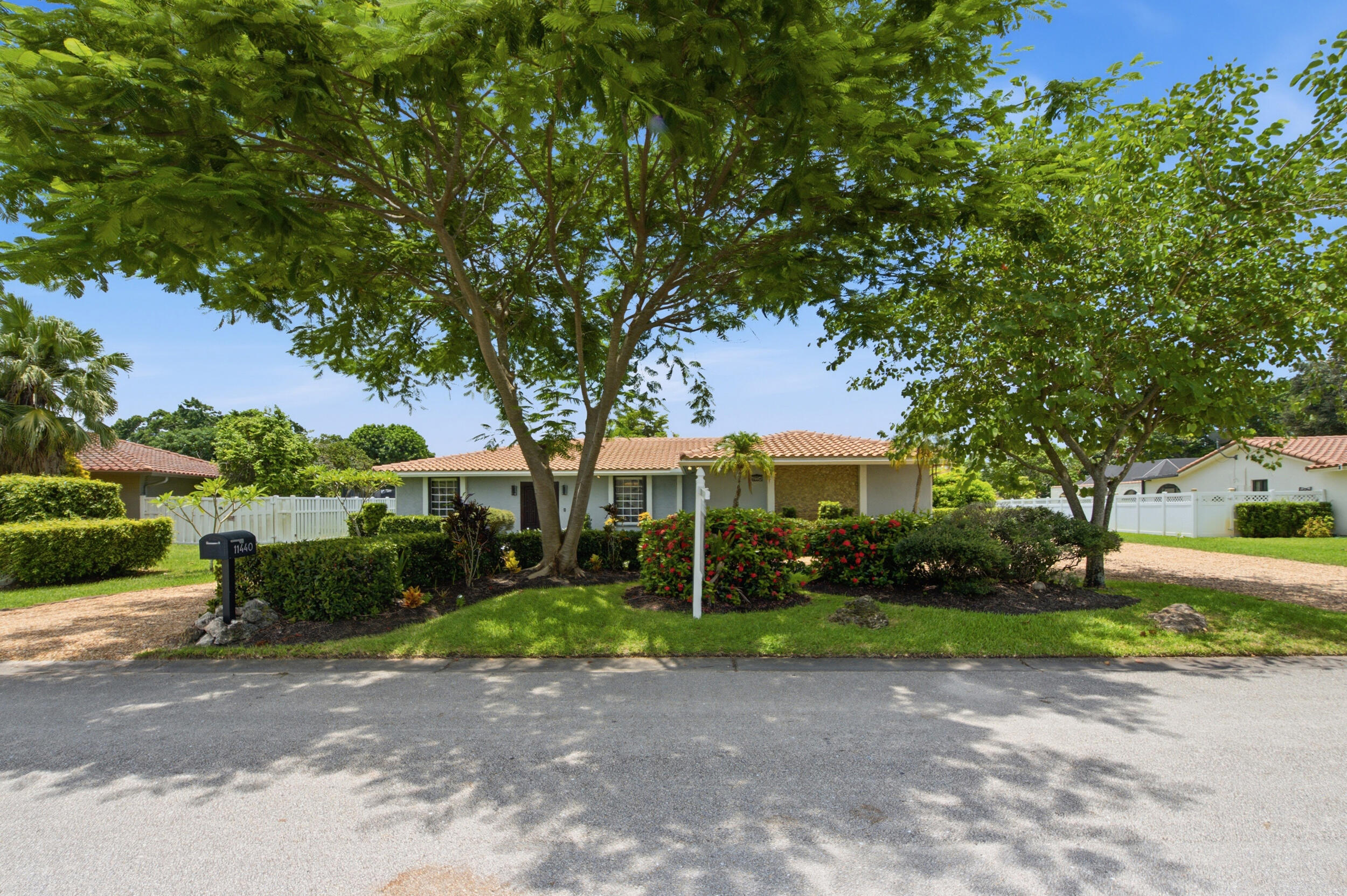 CORAL SPRINGS COUNTRY CLUB - Residential