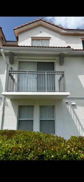 BEAUTIFUL 3 LEVEL TOWN HOME, OVERLOOKING A TRANQUIL LAKE, 2 BEDROOM AND 2 BATH, WITH A 1 CAR GARAGED ATTACHED, ELEGANT CROWN MOLDINGS, WOOD LAMINATE FLOORING, NEW CARPETING, LAUNDRY ROOM WITH NEW WASHER AND DRYER, NEW KITCHEN APPLIANCES, GATED COMMUNITY WITH ALL AMENITIES, CLOSE TO BEACH, SHOPPING, AND RESTAURANTS.