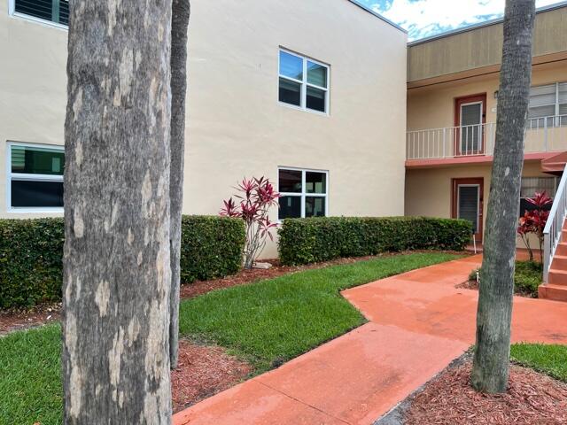 Beautiful Delray Beach upper level condo available now! At least one tenant must be 55+ years of age, and must lease at least 6 months plus 1 day. Enjoy all the amenities of Kings Point. Clubhouses, fitness, pools, hot tubs, golf, pickleball, transportation, entertainment and more. Minutes to Delray Public Beach. Photos may be of similar condo. Owner is FL licensed Real Estate Broker.