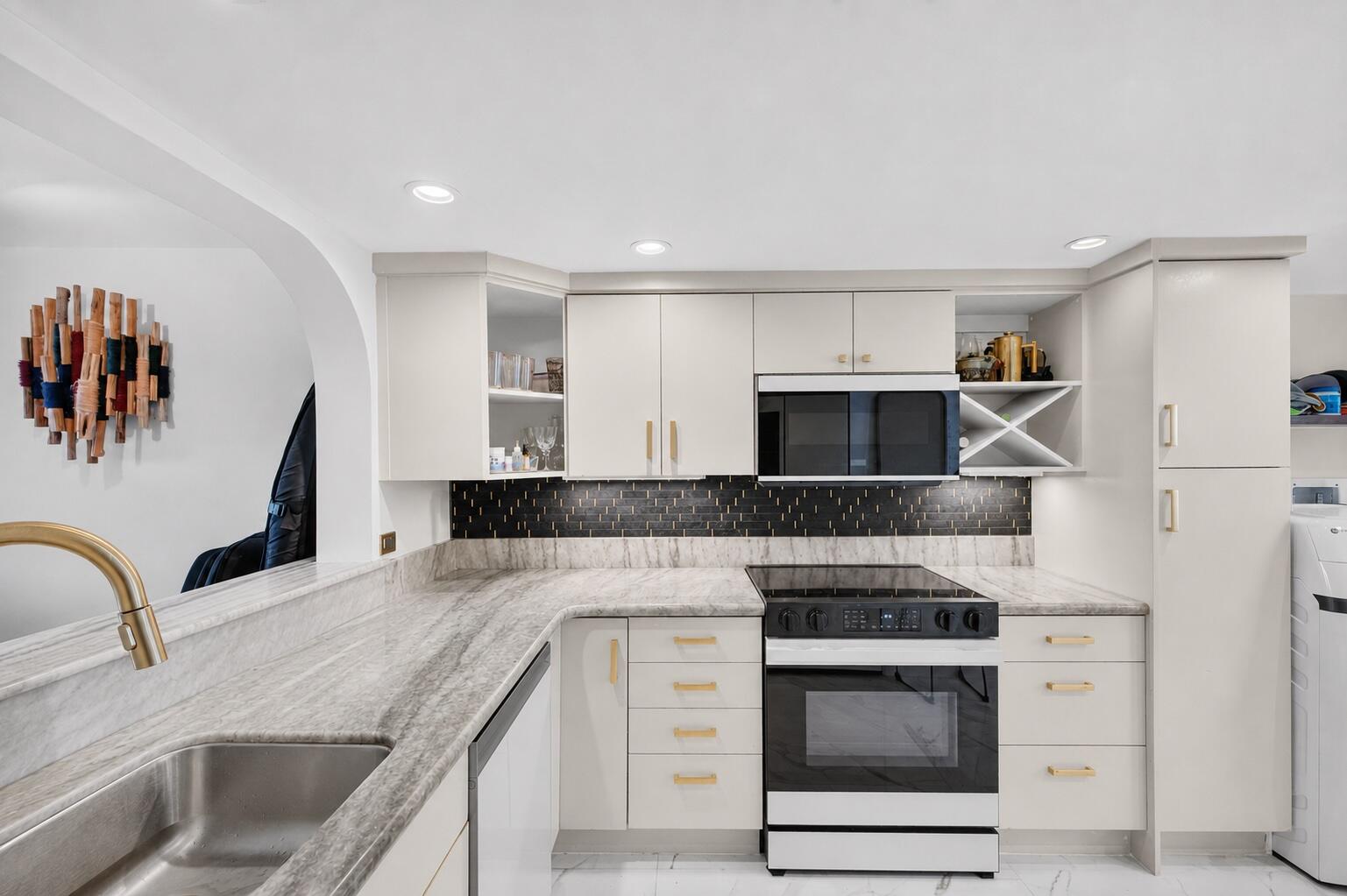 EVERGLADES HOUSE CONDO - Residential Lease
