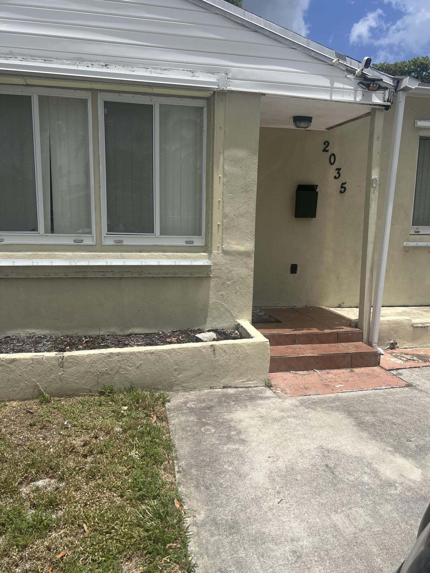 NOTHING FANCY BUT AFFORDABLE....TILE FLOORS..WASHER AND DRYER, LARGE BACK YARD IS FENCED , NICE SHED , AND FULL OF FRUIT MANGO TREE!! ! PET OK WITH LANDLORD APPROVAL