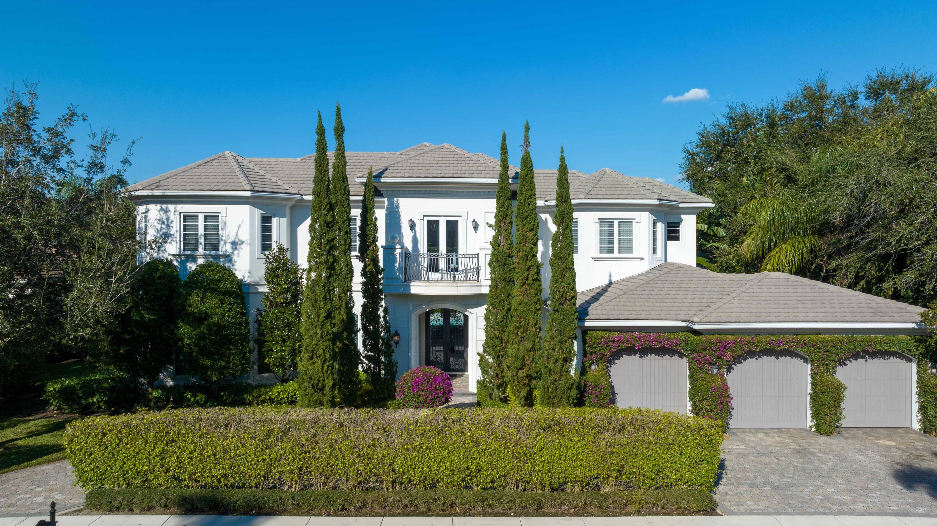 MOVE RIGHT IN TO THIS PRISTINE 5 BEDROOM HOME PLUS OFFICE, THEATER ROOM, LOFT/ GATHERING-ROOM. LARGE OPEN SPACES, BEAUTIFUL KITCHEN WITH ALL THE UPGRADES, GREAT ENTERTAINING SPACE UNDER A COVERED LANAI, COMPLETE WITH A SUMMER KITCHEN, PIZZA OVEN, NEW PORCELAIN TILE,  FIREPLACE. ALL IN YOUR PRIVATE SPACE WITH A  GORGEOUS  LIT  POOL AND SPA. DON'T  MISS THIS ONE.!