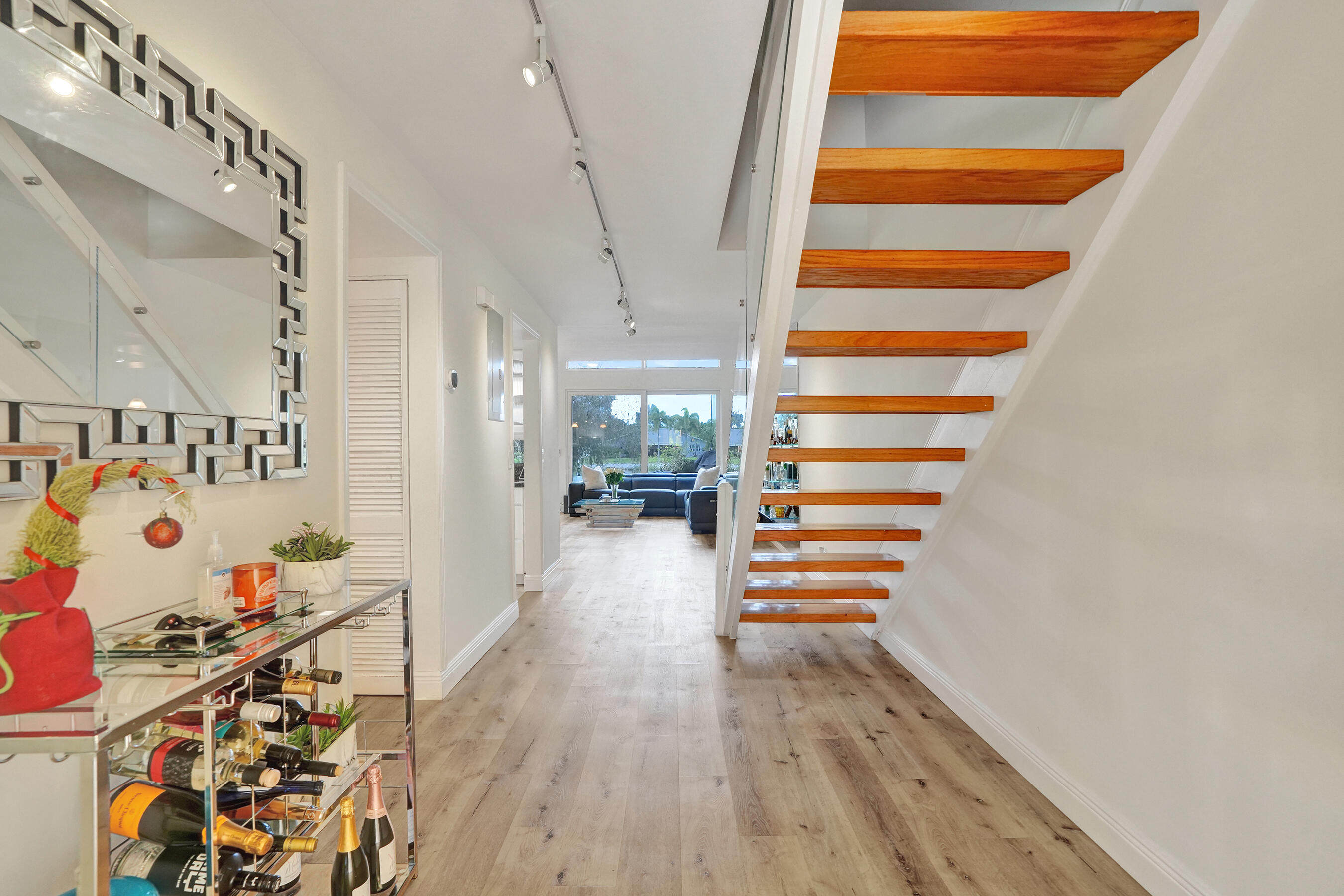 VILLAS OF PLANTATION - Residential