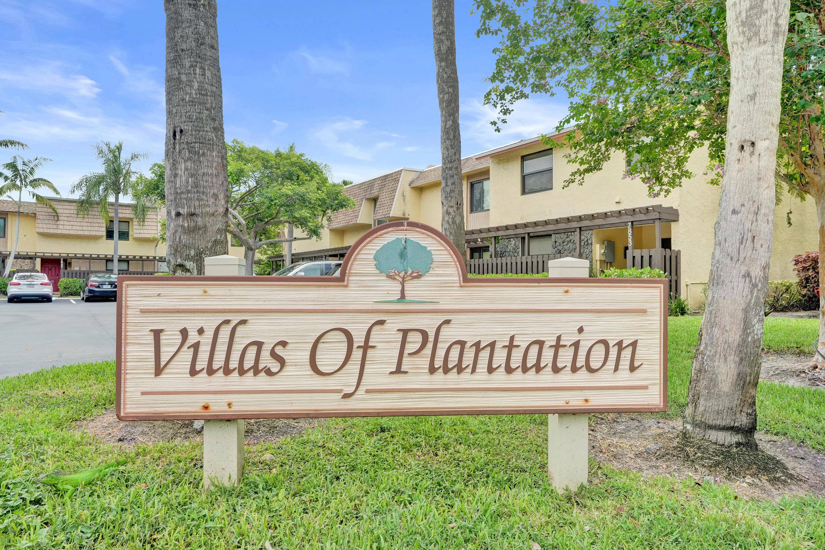 VILLAS OF PLANTATION - Residential