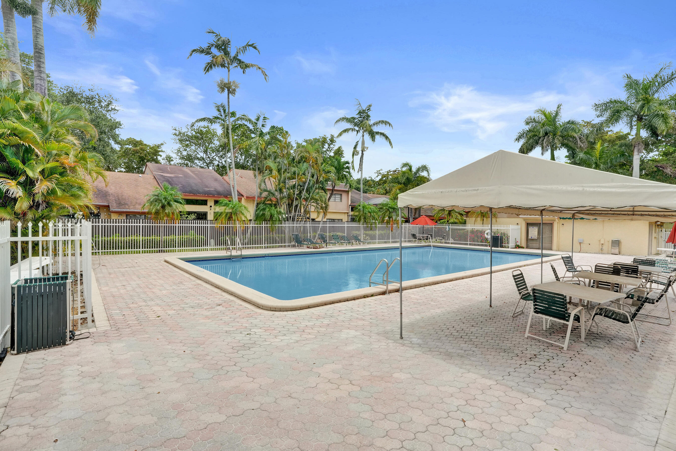VILLAS OF PLANTATION - Residential