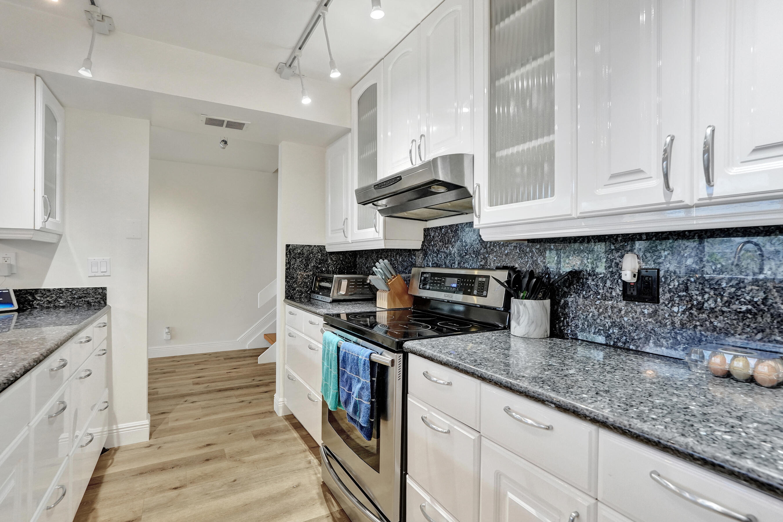 VILLAS OF PLANTATION - Residential