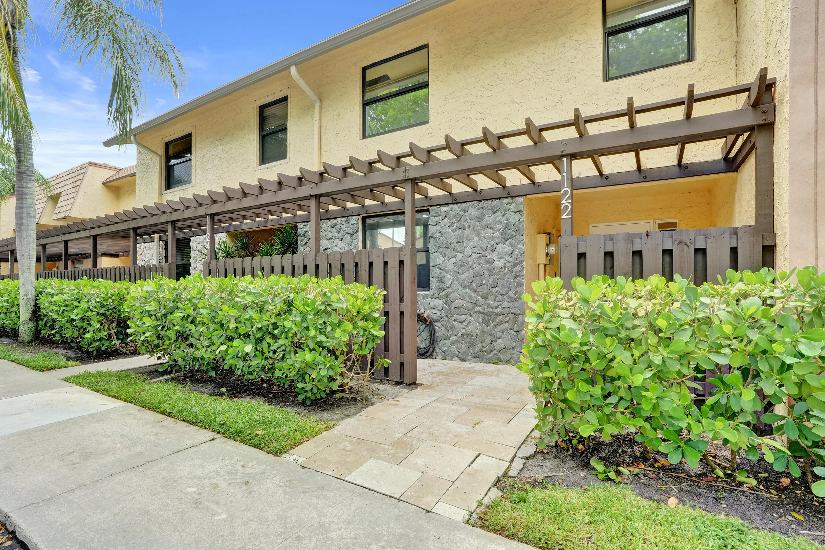 VILLAS OF PLANTATION - Residential