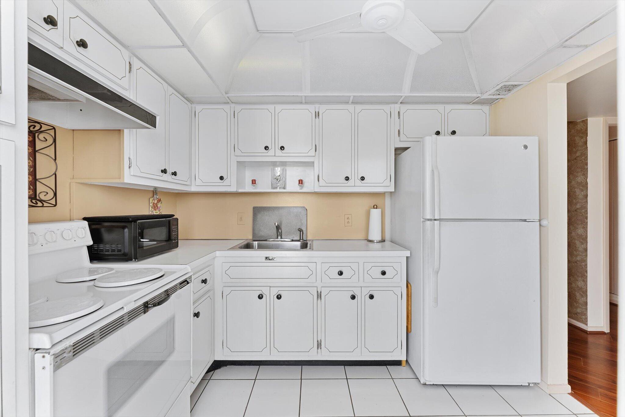 GRANADA HOUSE CONDOMINIUM - Residential