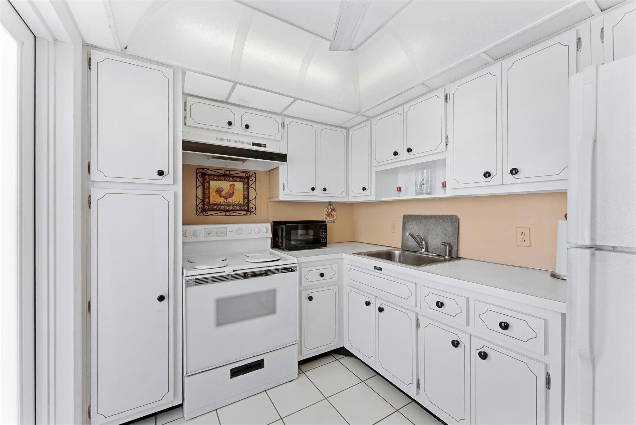 GRANADA HOUSE CONDOMINIUM - Residential