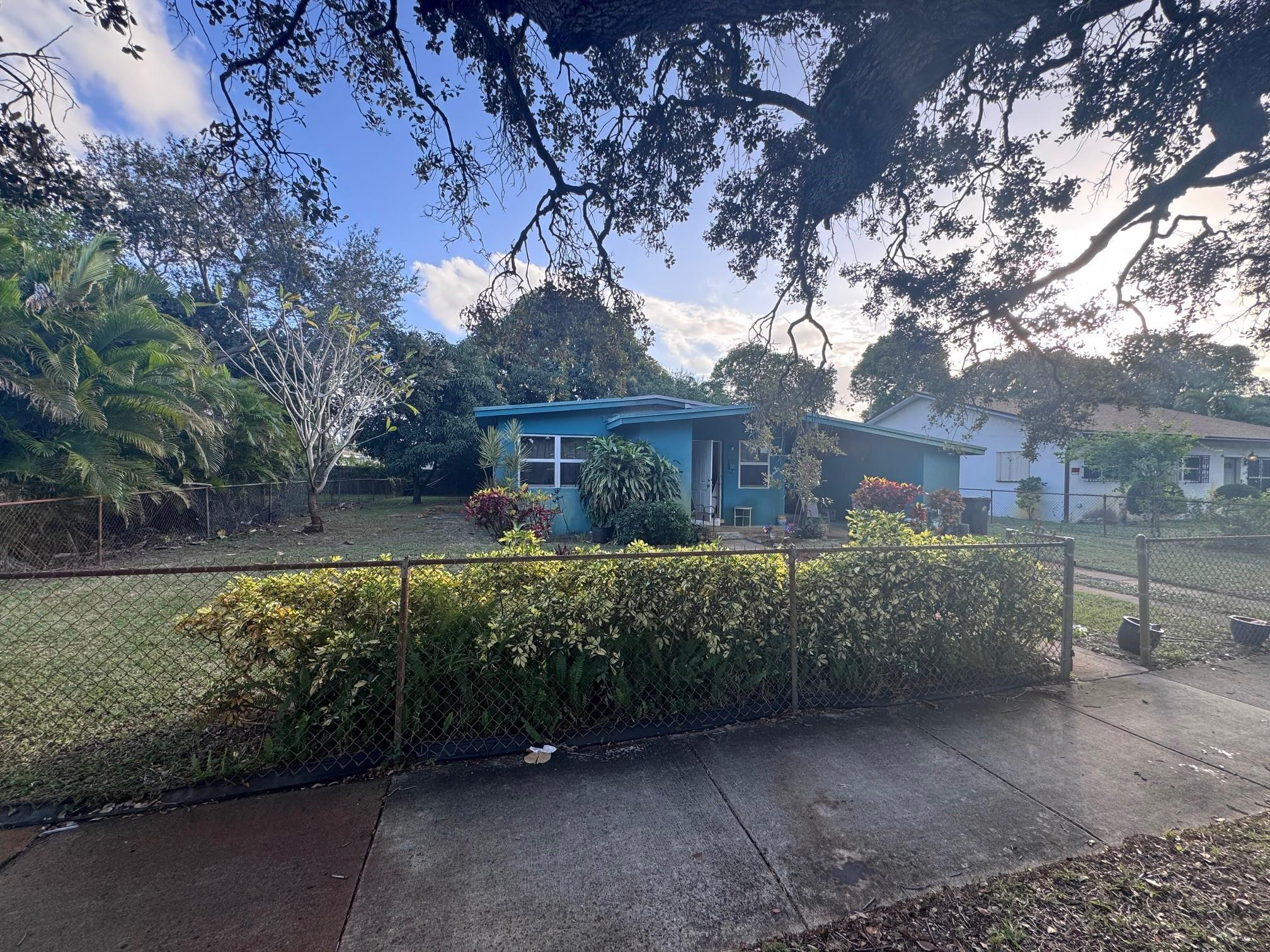 LAUDERDALE MANORS ADD - Residential