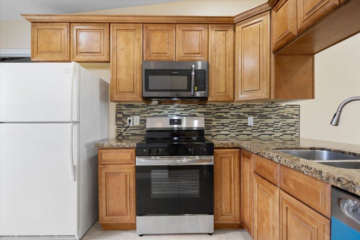 LAKEWOOD ON THE GREEN SEC 2 - Residential Lease