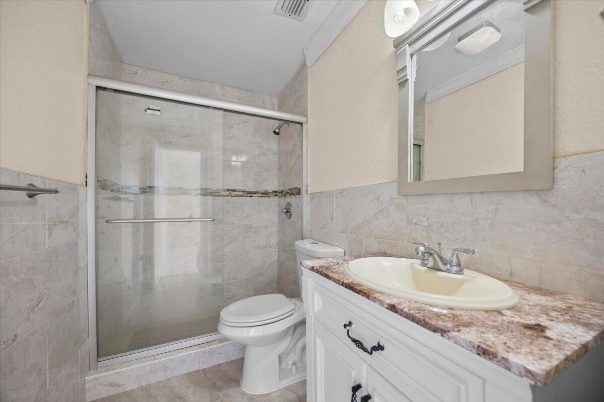 LAKEWOOD ON THE GREEN SEC 2 - Residential Lease